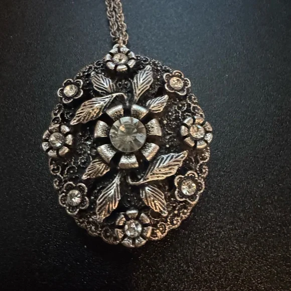 Vintage Large Locket Necklace 2.5 inches long - Picture 5 of 7